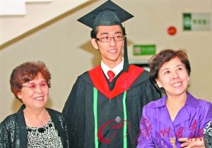 母亲11年抗击3种癌症 儿子每日真情“话疗”