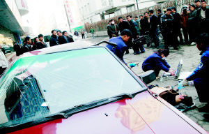 吉林实习大学生跳楼自杀 砸瘪过路出租车