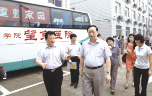 王国强赴房山区中医院慰问医护人员