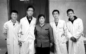 大学生办爱心诊所救治无医保人员