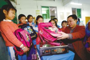 六成多学生有颈椎病早期症状 书包太重是病根