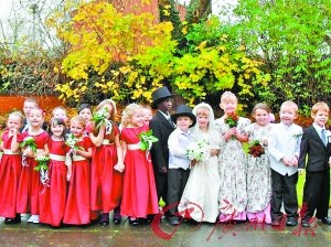 小学为提高写作能力给学生办婚礼