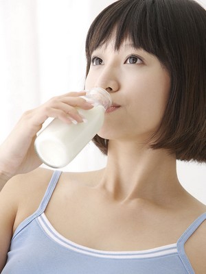 牛奶PK酸奶 究竟喝哪个更健康？