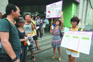 乙肝女举牌征人吃饭 辗转各城市已花6000元
