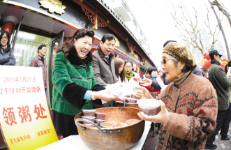 多地药店举行腊八节免费赠粥活动