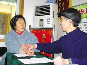 老中医连续10年义务为居民治病