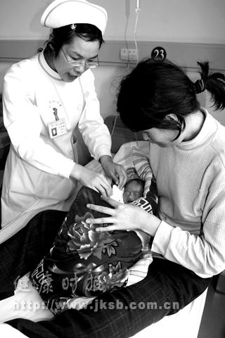 腹腔怀孕8个月剖腹产下一女婴