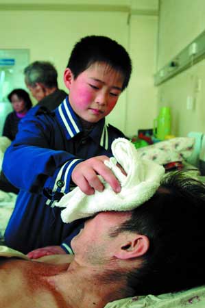 男孩为省钱手术后逃离医院晕倒病房门口