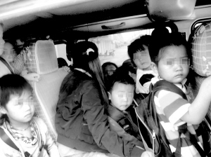 “黑校车”挤满孩子