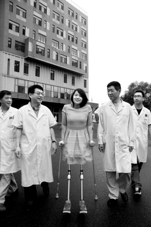 “篮球女孩”戴上新假肢