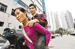 男子患怪病 母亲背其辗转各地求医10年