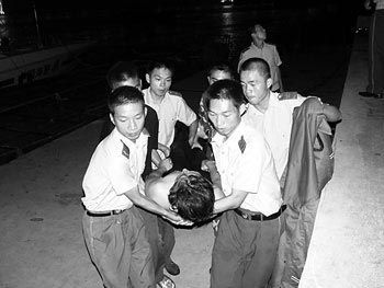 男子挑战极限25米桥上跳下成重伤