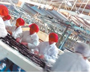 奥利奥员工不戴口罩手套作业 夹心饼干变恶心