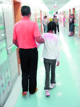 女孩天生双脚掌反长 “倒行”13年渴望正常行走