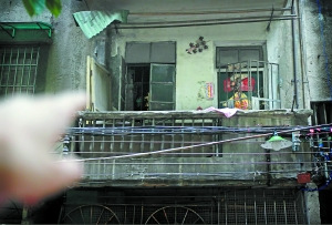 男子连遭打击精神失常 利刃傍身“宅”家5年