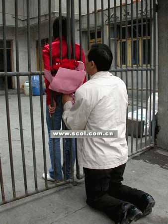 暗恋女下属两月玫瑰求爱 老板遭拒长跪不起