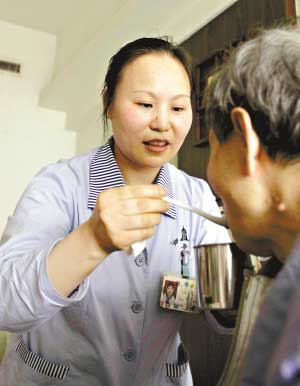 医院护工：位卑酬薄 大爱至微 养家还要兼职