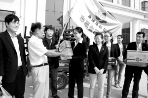康缘志愿者服务队慰问敬老院