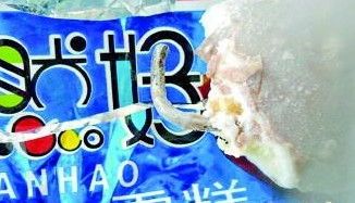 夏君乐雪糕吃出钉子硌坏门牙 因设备零件脱落