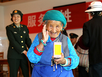 福利院里送温暖