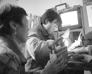 艾滋病人离不开他们