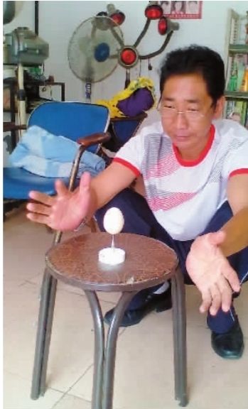 男子1分钟可让4个鸡蛋立上针尖