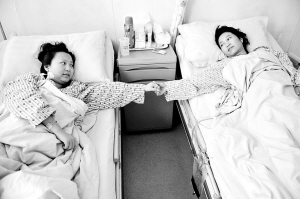 “割肝救母”女孩术后与母亲相见