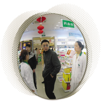 店员“变脸”：冰火两重天
