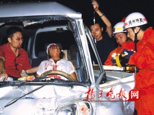 夫妻遇车祸血流满面 互让救命机会