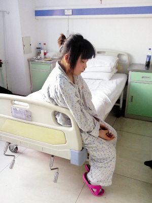 女孩晕倒栽进火盆 左脸毁容一年无法闭左眼