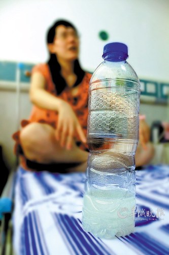 饮料竟混有消毒水致顾客住院 棒约翰称责任人难找