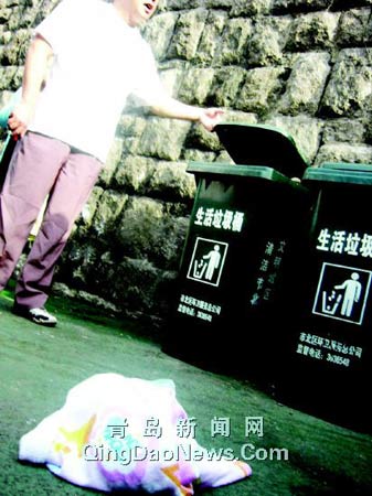 拾荒老太太在垃圾箱里发现男婴