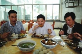 湖南局长带头吃鸡消除恐惧：1顿炒30只鸡