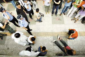 民警身穿防护服收治艾滋瘾君子
