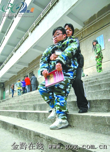 母亲为照顾脑瘫儿子辞职 坚持11年背子上学