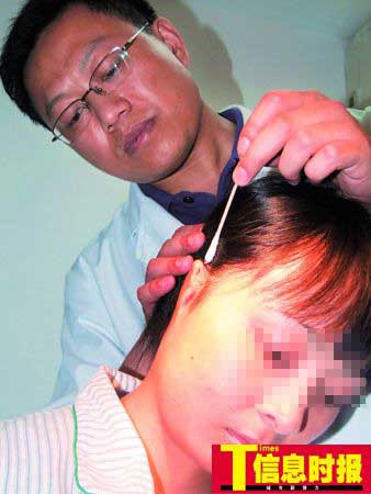 女子天生右耳缺损长发遮面20年