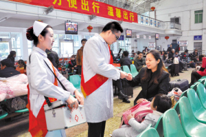 为返乡旅客送健康