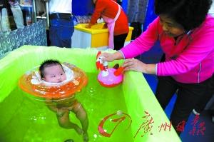 婴儿游泳成人一秒不能离 使用游泳颈圈要确保够气