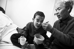 6旬老人身背口粮为孙子进京求医