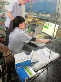 医院工作人员玩纸牌游戏？院方：实习生已辞退