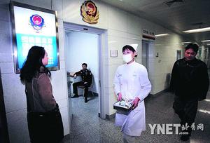 警察“坐镇”医院处理医患纠纷及抓捕扒手