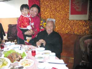 老人百岁生日五世同堂聚集子孙70余人