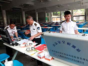 护航高考 我们在行动 检查考点学生食堂