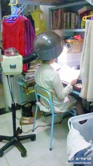 女大学生合买焗油机宿舍内美发
