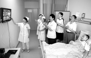 病房收看世界杯