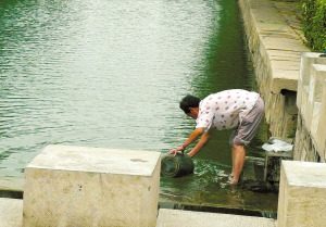因自来水水量不足 小吃店老板河水中取水磨豆浆