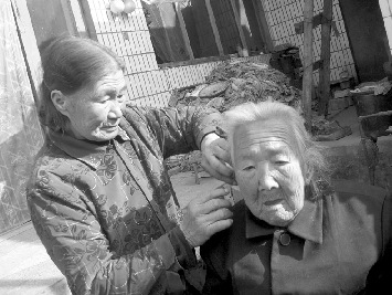 75岁儿媳服侍100岁婆婆 撑起5口之家