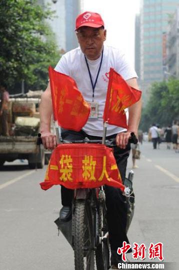 成都两“献血狂人”献血百余次 称帮人就是帮自己