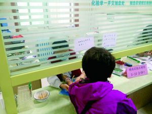 媒体曝健康证明造假：男记者替女性做胸透未被发现