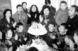 艾滋病患儿过生日